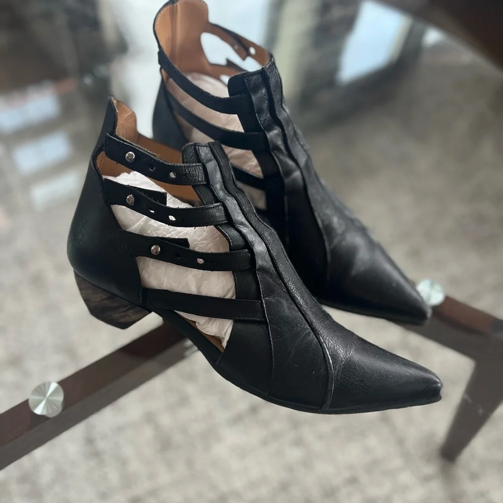 John Fluevog Truth Bekkie Black
Strappy Leather Gorh Designer Ankle Boots Sz 8 - Picture 6 of 14